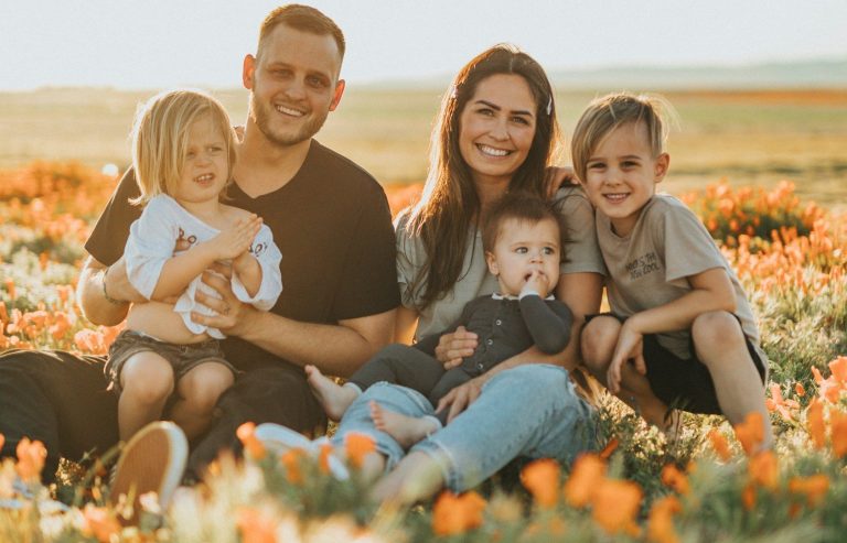 Glückliche Familie mit einer Photovoltaikanlage