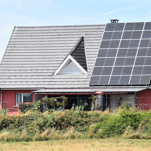 Schöne, elegante Solaranlage auf Dach