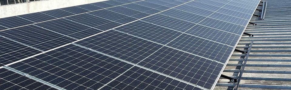 Großflächige Solaranlage, sauber installiert