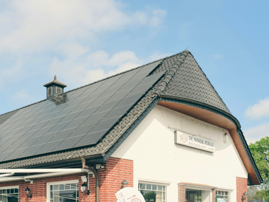 Moderne Photovoltaikanlage auf Dach