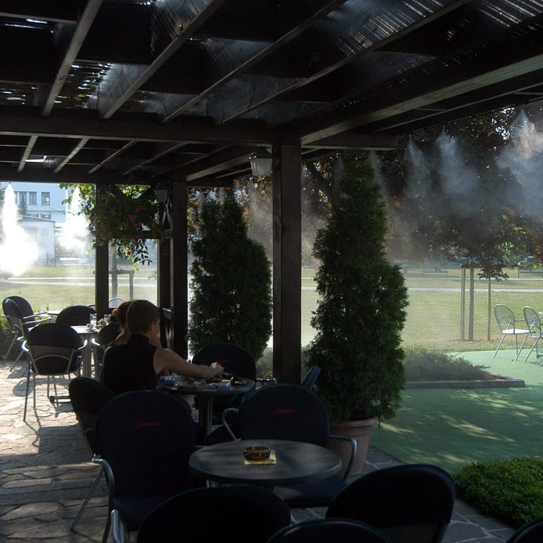 Adiabate Kühlung auf Terrasse Terrassenkühlung durch Wasservernebelung
