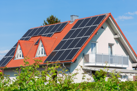 maßgeschneiderte Photovoltaikanlage auf Einfamilienhaus